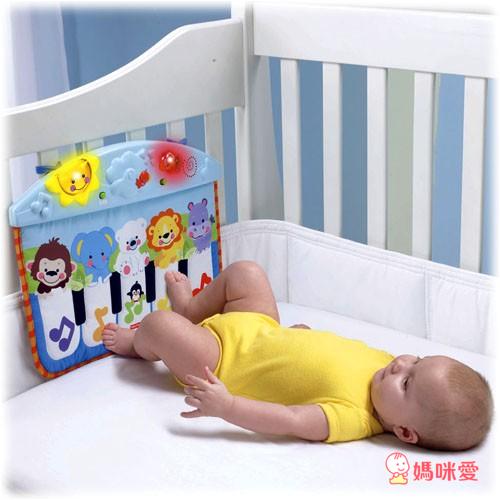 《Fisher-Price 費雪》床頭兩用音樂投射聲光吊鈴+踢踢腳小鋼琴+小猴子手推車玩具+長頸鹿音樂玩具