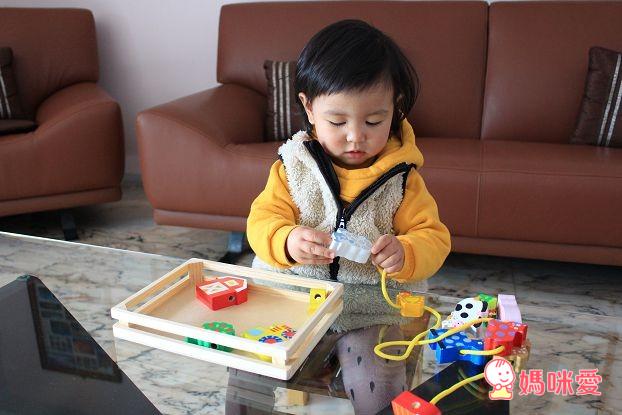 【法國DJECO】小童款 手作風質感木玩。【美國ALEX】小手鈕釦拼拼樂 / 小手穿線樂