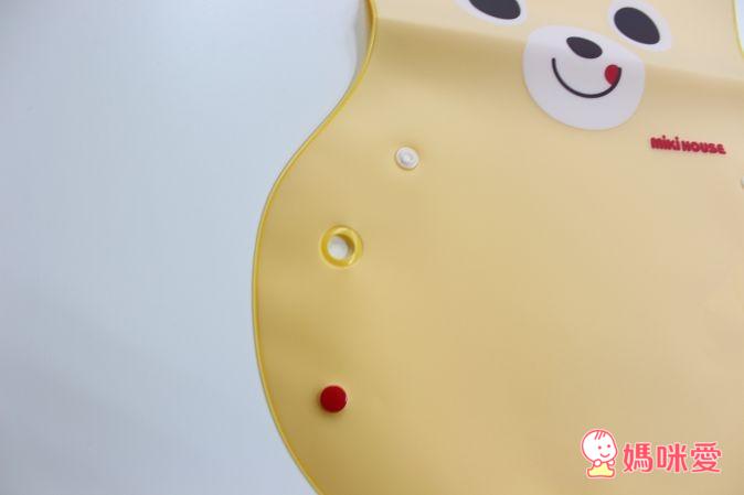 運用圍兜上的扣子就可變身為立體凹槽圍兜，準確接住食物。