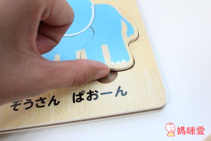 日本製的【木質拼圖書】，是很適合這年紀寶寶的玩具哦！這款拼圖書在日本、台灣都很夯、詢問度也很高，已經加開好幾團啦