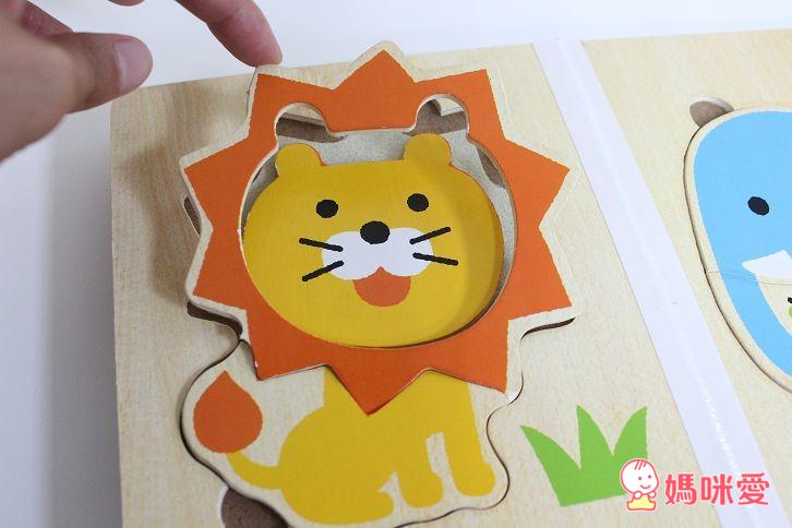 日本製的【木質拼圖書】，是很適合這年紀寶寶的玩具哦！這款拼圖書在日本、台灣都很夯、詢問度也很高，已經加開好幾團啦