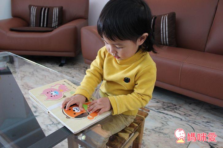 日本製的【木質拼圖書】，是很適合這年紀寶寶的玩具哦！這款拼圖書在日本、台灣都很夯、詢問度也很高，已經加開好幾團啦