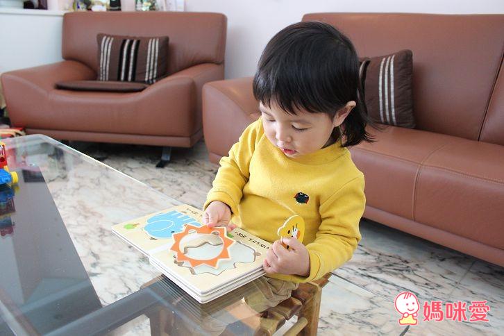 日本製的【木質拼圖書】，是很適合這年紀寶寶的玩具哦！這款拼圖書在日本、台灣都很夯、詢問度也很高，已經加開好幾團啦