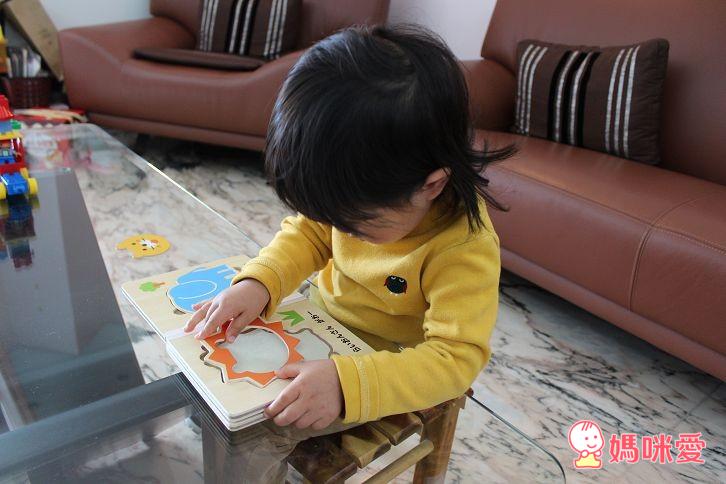 日本製的【木質拼圖書】，是很適合這年紀寶寶的玩具哦！這款拼圖書在日本、台灣都很夯、詢問度也很高，已經加開好幾團啦