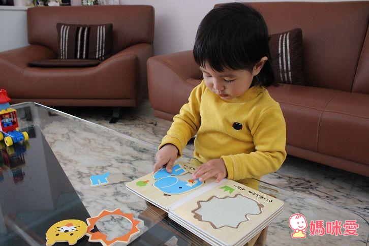 日本製的【木質拼圖書】，是很適合這年紀寶寶的玩具哦！這款拼圖書在日本、台灣都很夯、詢問度也很高，已經加開好幾團啦
