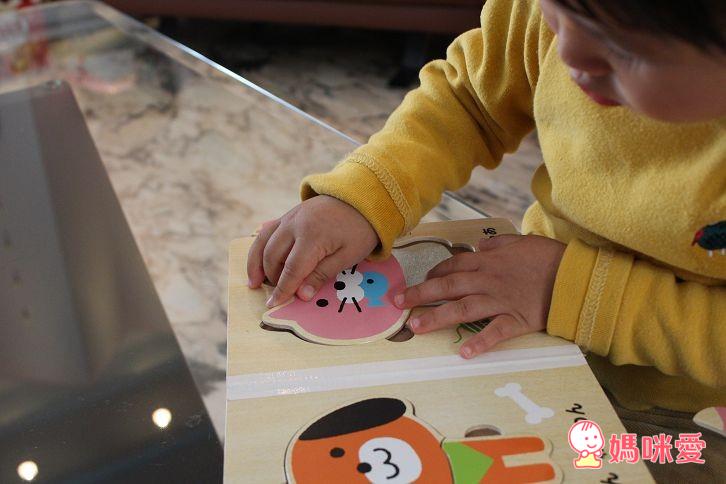 日本製的【木質拼圖書】，是很適合這年紀寶寶的玩具哦！這款拼圖書在日本、台灣都很夯、詢問度也很高，已經加開好幾團啦