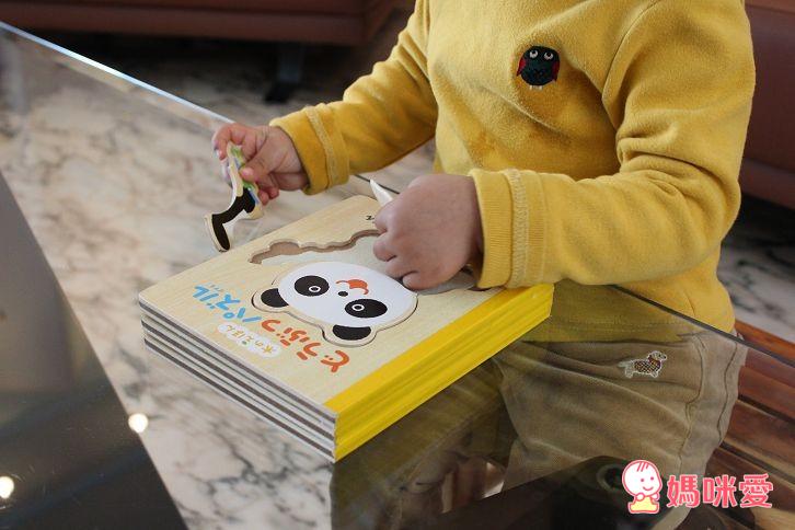 日本製的【木質拼圖書】，是很適合這年紀寶寶的玩具哦！這款拼圖書在日本、台灣都很夯、詢問度也很高，已經加開好幾團啦