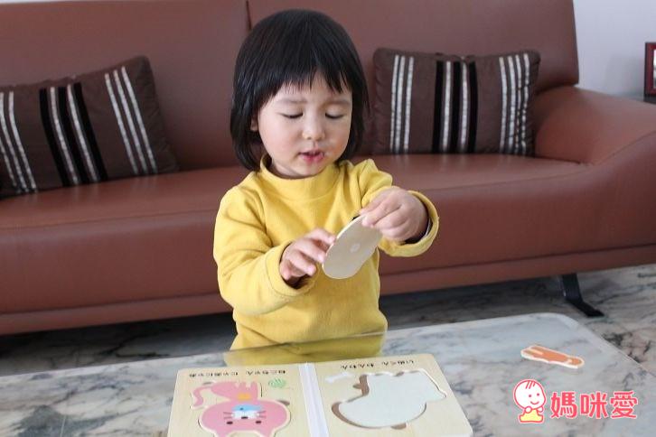 日本製的【木質拼圖書】，是很適合這年紀寶寶的玩具哦！這款拼圖書在日本、台灣都很夯、詢問度也很高，已經加開好幾團啦