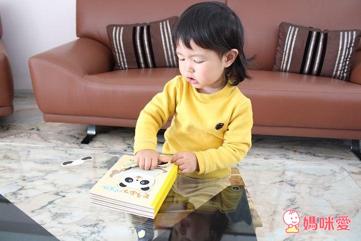 日本製的【木質拼圖書】，是很適合這年紀寶寶的玩具哦！這款拼圖書在日本、台灣都很夯、詢問度也很高，已經加開好幾團啦