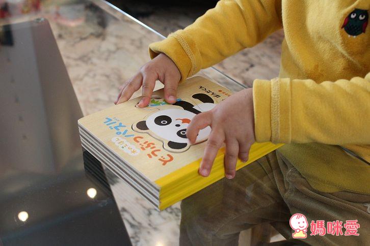 日本製的【木質拼圖書】，是很適合這年紀寶寶的玩具哦！這款拼圖書在日本、台灣都很夯、詢問度也很高，已經加開好幾團啦