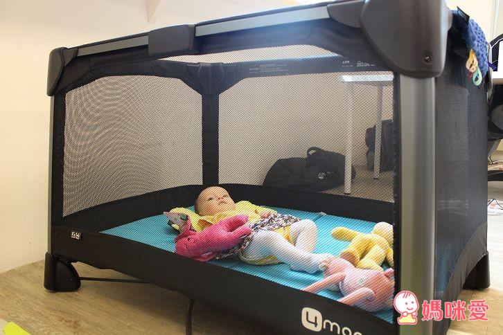 【媽咪愛♥獨家首賣】4moms 遊戲床(嬰兒網床) 單手即搞定遊戲床的展開及收納