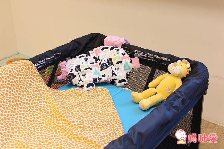 【媽咪愛♥獨家首賣】4moms 遊戲床(嬰兒網床) 單手即搞定遊戲床的展開及收納