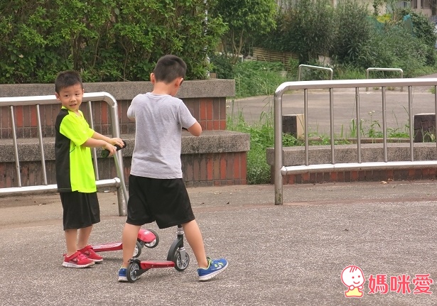 《美國百年品牌 Radio Flyer》滑板車 / 4 in 1三輪推車 / 領航者平衡車