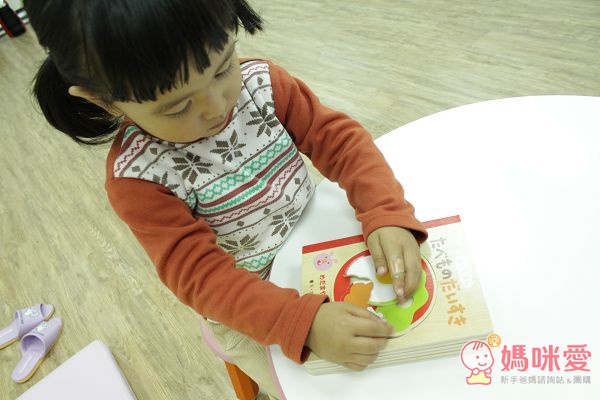 日本製的【木質拼圖書】，是很適合這年紀寶寶的玩具哦！這款拼圖書在日本、台灣都很夯、詢問度也很高，已經加開好幾團啦