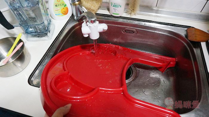 使用後、散落食物渣的餐盤也能夠快速的清洗，洗後稍微擦乾、自然晾乾下次使用就很方便囉～