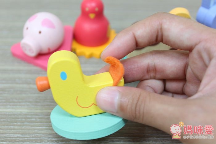 【法國DJECO】小童款 手作風質感木玩。【美國ALEX】小手鈕釦拼拼樂 / 小手穿線樂