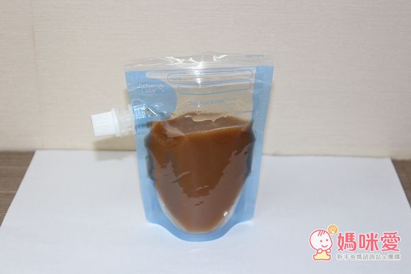 它是立體夾鏈袋,裝上食物後可以站著,才不容易翻倒