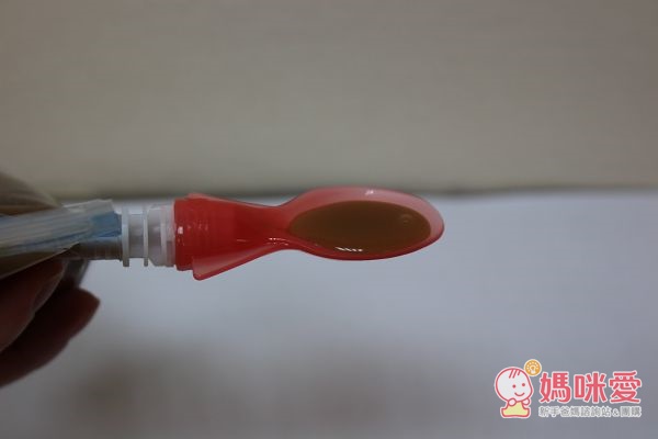 Cherub Baby副食品保鮮袋上有一個特別的吸管口,加熱後不用打開袋子用小湯匙挖挖挖