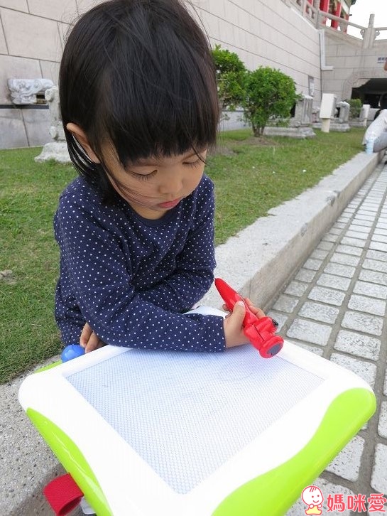 非常認真思考要畫什麼圖