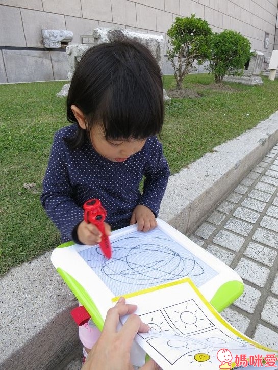 翻開Level 1的圖給小貓照著畫