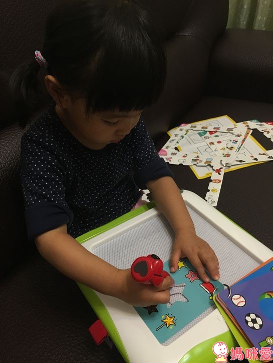 卡片中間空出的框，讓寶寶可以照著邊緣描繪