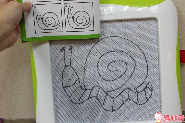 加上棒棒糖形狀的圓圈，就變成蝸牛啦：）