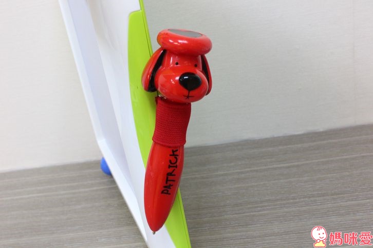 畫板旁邊的筆套是小狗的家～固定在上頭，外出也不會忘記帶！