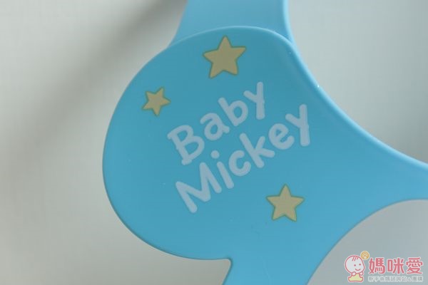 上面有米奇寶寶跟米妮寶寶的英文，設計是粉嫩風格。