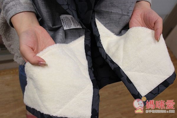 一般純棉款、有機棉款的哺乳巾,在兩個底邊內側都有縫製口袋