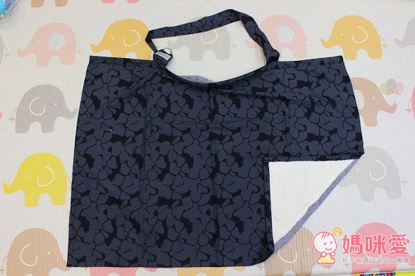 哺乳巾的兩個底邊內側縫製兩個毛巾棉的口袋(只有一般純棉款、有機棉款才有唷!)