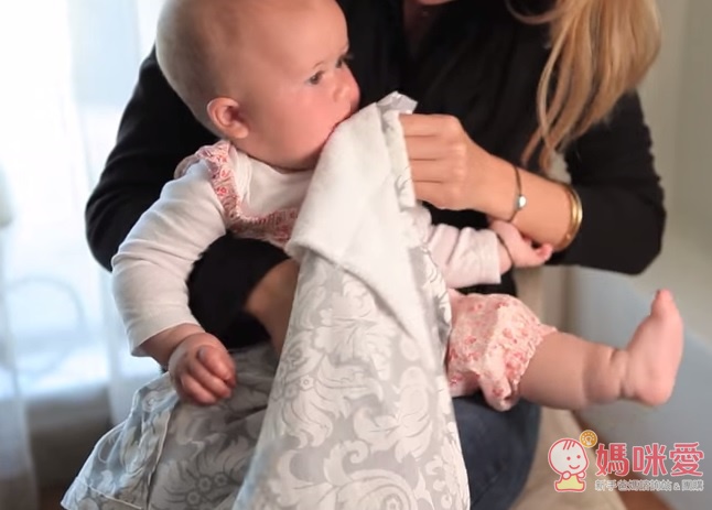 美國Bebe au Lait毛巾棉的口袋,還可以直接擦寶寶溢出的奶