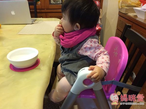 把餐盤拔掉,霓霓也可以跟大人在同一個