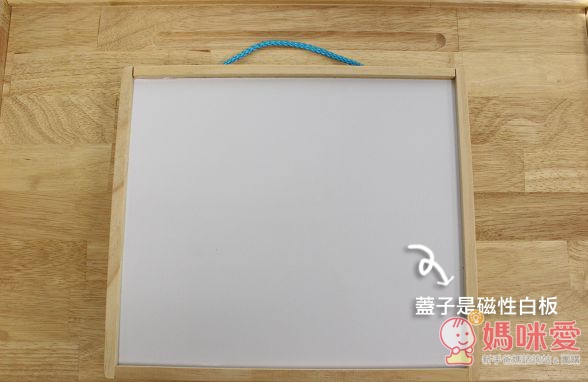 ABC學習百寶箱有精美的木製外盒，附提把，收納、攜帶都很方便。