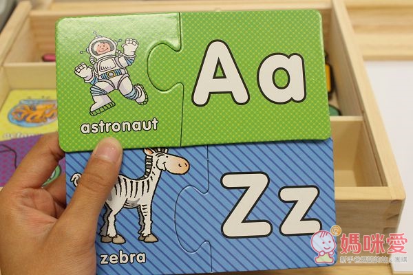 一面是大小寫字母、一面是單字+圖像