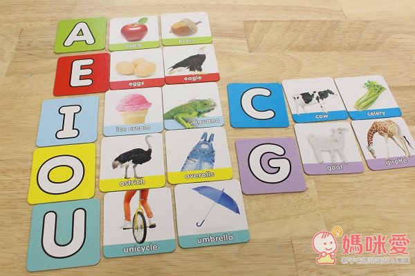 AEIOUCG 每個字母是一張單字卡加上兩個單字圖像卡，一樣可以先從中學習顏色配對、單字練習