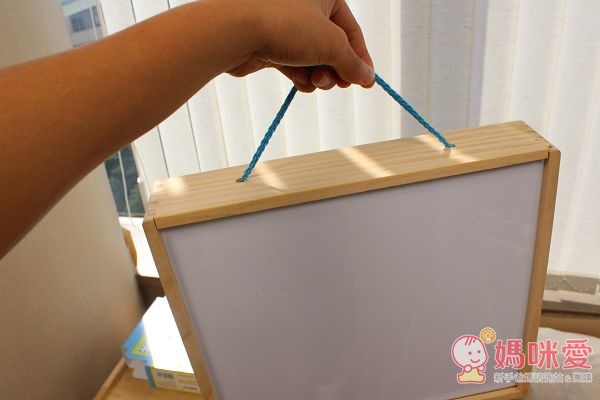 ABC英文百寶箱附有提把方便攜帶。