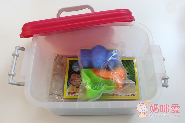 TUMBLING SAND 翻滾動力沙藉由玩沙遊戲,訓練寶貝肌肉發展,啟發孩子的想像力和創造力。