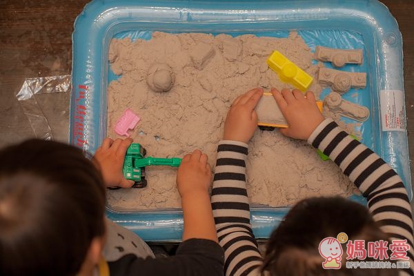 TUMBLING SAND 翻滾動力沙藉由玩沙遊戲,訓練寶貝肌肉發展,啟發孩子的想像力和創造力。