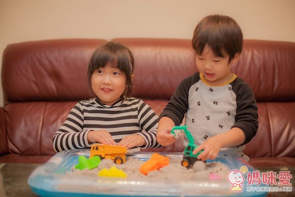 TUMBLING SAND 翻滾動力沙藉由玩沙遊戲,訓練寶貝肌肉發展,啟發孩子的想像力和創造力。