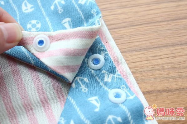 固定的鈕扣有兩個,媽咪可以隨時幫寶寶調整鬆緊度~