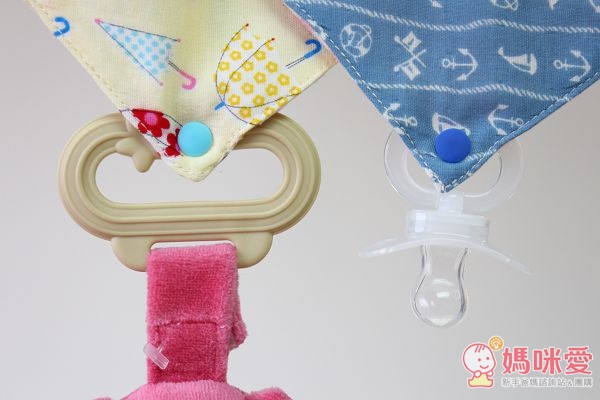 可以輕鬆地把奶嘴和固齒器扣上去。