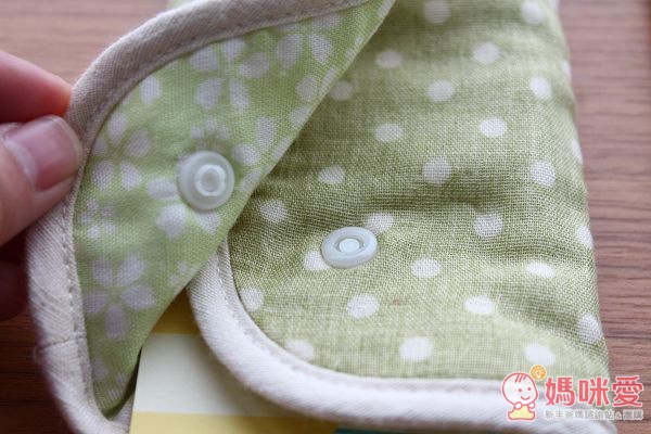 YUDA口水巾兩面都能用，在外面如果弄髒了或是被寶寶的口水沾溼，只要翻面就可以繼續用