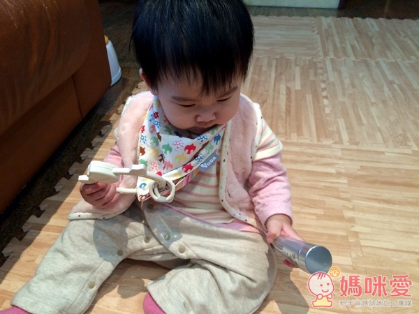 用了扣扣兜，可以邊玩玩具邊咬固齒器