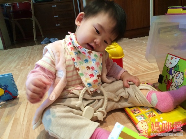 用了扣扣兜，可以邊玩玩具邊咬固齒器，好開心