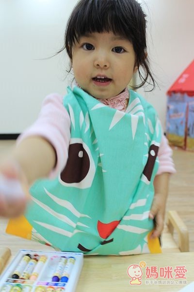 【預購團】動動手・著色塗鴉趣》日本豪華12色可水洗蠟筆貼紙冊 / 卡通圖案18頁彩色筆畫圖本