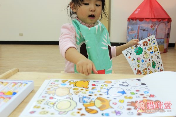 【預購團】動動手・著色塗鴉趣》日本豪華12色可水洗蠟筆貼紙冊 / 卡通圖案18頁彩色筆畫圖本