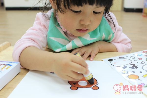 【預購團】動動手・著色塗鴉趣》日本豪華12色可水洗蠟筆貼紙冊 / 卡通圖案18頁彩色筆畫圖本