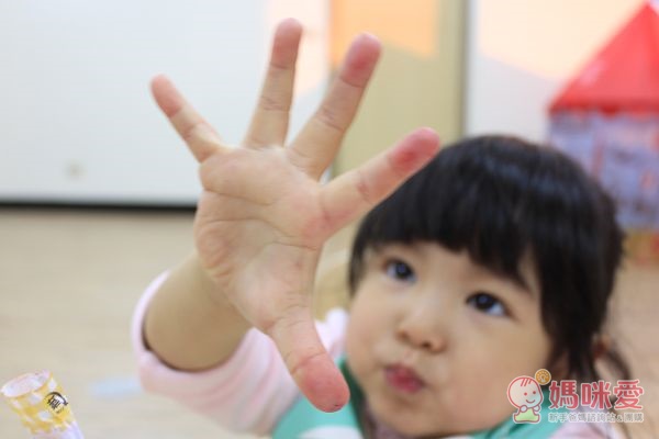 【預購團】動動手・著色塗鴉趣》日本豪華12色可水洗蠟筆貼紙冊 / 卡通圖案18頁彩色筆畫圖本