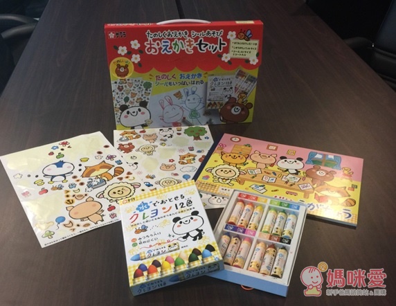 【預購團】動動手・著色塗鴉趣》日本豪華12色可水洗蠟筆貼紙冊 / 卡通圖案18頁彩色筆畫圖本