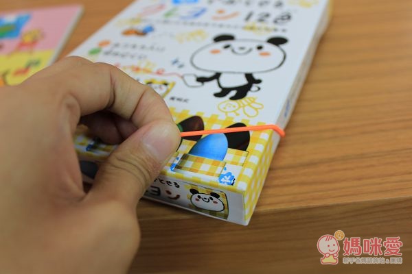 【預購團】動動手・著色塗鴉趣》日本豪華12色可水洗蠟筆貼紙冊 / 卡通圖案18頁彩色筆畫圖本